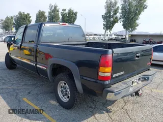 2002 GMC Sierra 1500HD SLE z VIN 1GTGC13U12F134493, wystawiony jako IAAI lot #40392044 z przebiegiem 157 996 mil mil oraz . Historia ofert i sprzedaży dostępna na DreamBid. Obrazek 3.