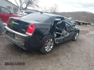 2017 Chrysler 300 C z VIN 2C3CCAKG5HH637501, wystawiony jako IAAI lot #41697791 z przebiegiem 110 299 mil mil oraz . Historia ofert i sprzedaży dostępna na DreamBid. Obrazek 4.
