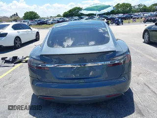 2013 Tesla Model S Performance z VIN 5YJSA1DP9DFP06121, wystawiony jako IAAI lot #42511097 z przebiegiem 100 990 mil mil oraz . Historia ofert i sprzedaży dostępna na DreamBid. Obrazek 17.