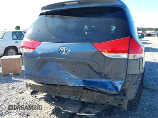 2014 Toyota Sienna XLE z VIN 5TDYK3DC9ES526117, wystawiony jako IAAI lot #42247546 z przebiegiem 119 096 mil mil oraz . Historia ofert i sprzedaży dostępna na DreamBid. Obrazek 6.