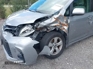 2018 Toyota Sienna LE Auto Access Seat with VIN 5TDKZ3DC5JS945951, listed as a IAAI auction lot 41689856 with 103,537 mi miles. Bid and sale history available at carsss.com. Image 18.