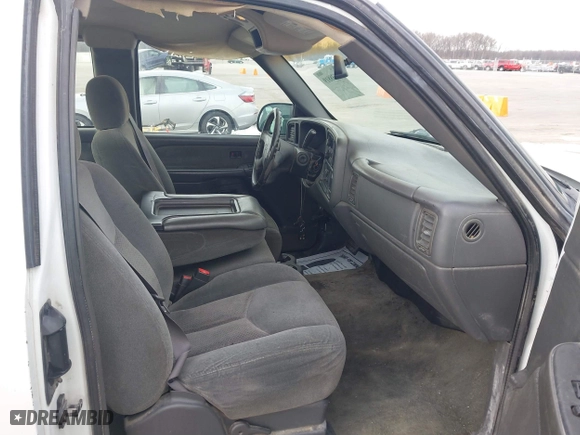 2003 Chevrolet Silverado 1500 Work Truck with VIN 2GCEC19XX31120402, listed as a IAAI auction lot 41638819 with 186,034 mi miles. Bid and sale history available at carsss.com. Image 5.