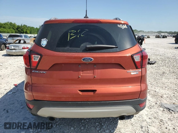 2019 Ford Escape Titanium z VIN 1FMCU9J90KUC24993, wystawiony jako Copart lot #61917895 z przebiegiem 57 101 mil mil oraz Czysty tytuł • Clean title. Historia ofert i sprzedaży dostępna na DreamBid. Obrazek 6.