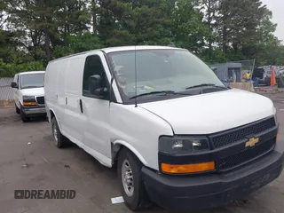 2022 Chevrolet Express Cargo z VIN 1GCWGAF72N1142965, wystawiony jako IAAI lot #42463029 z przebiegiem 49 782 mil mil oraz . Historia ofert i sprzedaży dostępna na DreamBid. Obrazek 1.
