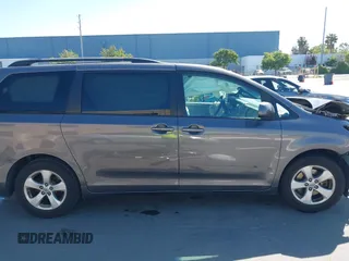 2016 Toyota Sienna LE AAS z VIN 5TDKK3DC3GS759709, wystawiony jako IAAI lot #42374590 z przebiegiem 78 300 mil mil oraz . Historia ofert i sprzedaży dostępna na DreamBid. Obrazek 14.