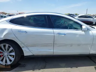 2014 Tesla Model S 60 z VIN 5YJSA1H13EFP33659, wystawiony jako IAAI lot #42101491 z przebiegiem 113 460 mil mil oraz . Historia ofert i sprzedaży dostępna na DreamBid. Obrazek 12.