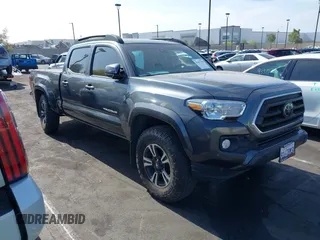 2022 Toyota Tacoma SR5 z VIN 3TMBZ5DN5NM036322, wystawiony jako IAAI lot #42437939 z przebiegiem 77 805 mil mil oraz . Historia ofert i sprzedaży dostępna na DreamBid. Obrazek 1.