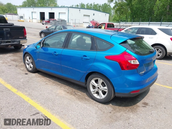 2014 Ford Focus SE z VIN 1FADP3K27EL459969, wystawiony jako IAAI lot #42412165 z przebiegiem 77 055 mil mil oraz . Historia ofert i sprzedaży dostępna na DreamBid. Obrazek 3.