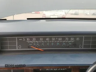 1990 Cadillac DeVille z VIN 1G6CD5338L4376482, wystawiony jako Copart lot #76513224 z przebiegiem 139 628 mil mil oraz Czysty tytuł • Clean title. Historia ofert i sprzedaży dostępna na DreamBid. Obrazek 9.