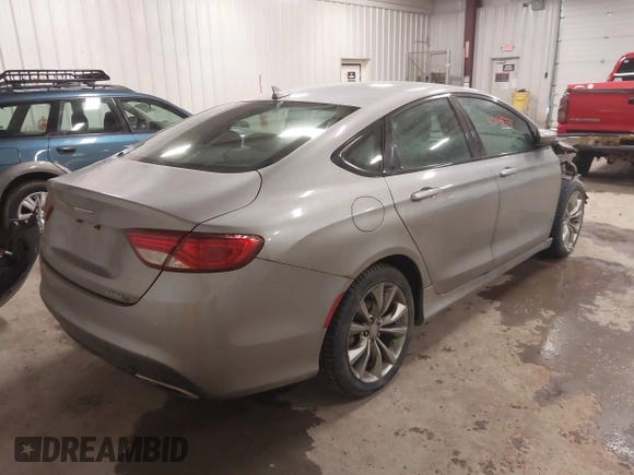 2015 Chrysler 200 S with VIN 1C3CCCDG0FN522916, listed as a IAAI auction lot 42048331 with 202,116 mi miles and . Bid and sale history available at carsss.com. Image 4.