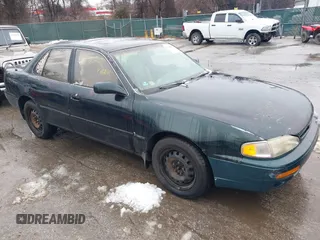 1995 Toyota Camry LE z VIN 4T1SK12E3SU633990, wystawiony jako IAAI lot #41583006 z przebiegiem 307 213 mil mil oraz . Historia ofert i sprzedaży dostępna na DreamBid. Obrazek 1.