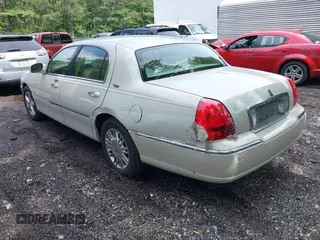 2006 Lincoln Town Car Signature Limited z VIN 1LNHM82V26Y619302, wystawiony jako IAAI lot #42333085 z przebiegiem 176 879 mil mil oraz . Historia ofert i sprzedaży dostępna na DreamBid. Obrazek 3.