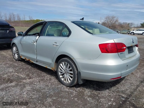 2011 Volkswagen Jetta Sedan SEL w/Sunroof PZEV with VIN 3VWLZ7AJ7BM112147, listed as a IAAI auction lot 41967599 with 196,665 mi miles. Bid and sale history available at carsss.com. Image 3.