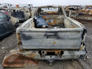 2015 GMC Sierra 3500HD Denali z VIN 1GT424E86FF592155, wystawiony jako Copart lot #38358354 z przebiegiem Nie podano mil oraz Nie do naprawy • Non repairable. Historia ofert i sprzedaży dostępna na DreamBid. Obrazek 6.