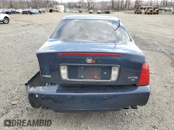 2004 Cadillac DeVille DTS z VIN 1G6KF579X4U203102, wystawiony jako Copart lot #50426955 z przebiegiem 157 290 mil mil oraz Szkody całkowita. Historia ofert i sprzedaży dostępna na DreamBid. Obrazek 6.
