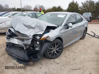 2024 Toyota Camry SE z VIN 4T1G11AK2RU211798, wystawiony jako IAAI lot #41613966 z przebiegiem 32 689 mil mil oraz . Historia ofert i sprzedaży dostępna na DreamBid. Obrazek 2.