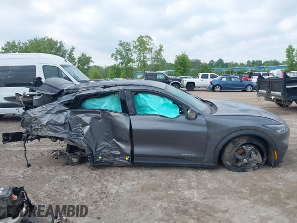 2023 Ford Mustang Mach-E Select z VIN 3FMTK1SS4PMA00937, wystawiony jako IAAI lot #42356200 z przebiegiem Nie podano mil oraz . Historia ofert i sprzedaży dostępna na DreamBid. Obrazek 13.