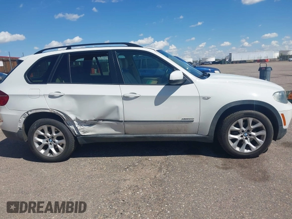 2011 BMW X5 35i z VIN 5UXZV4C57BL412326, wystawiony jako IAAI lot #42169632 z przebiegiem 93 153 mil mil oraz . Historia ofert i sprzedaży dostępna na DreamBid. Obrazek 13.