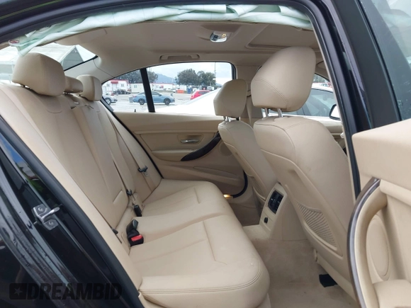 2015 BMW 3 Series 328i z VIN WBA3A5G54FNS90096, wystawiony jako IAAI lot #41778545 z przebiegiem 99 511 mil mil oraz . Historia ofert i sprzedaży dostępna na DreamBid. Obrazek 8.