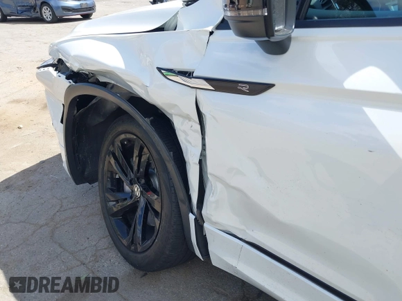 2023 Volkswagen Tiguan SE R-Line Black z VIN 3VVCB7AX3PM115373, wystawiony jako IAAI lot #42257944 z przebiegiem 22 316 mil mil oraz . Historia ofert i sprzedaży dostępna na DreamBid. Obrazek 6.