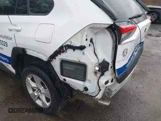 2021 Toyota RAV4 Hybrid LE z VIN 2T3MWRFV6MW118143, wystawiony jako IAAI lot #41863177 z przebiegiem 43 527 mil mil oraz . Historia ofert i sprzedaży dostępna na DreamBid. Obrazek 18.