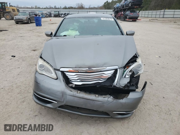2013 Chrysler 200 Touring z VIN 1C3CCBBB2DN584591, wystawiony jako Copart lot #41503815 z przebiegiem Nie podano mil oraz Szkoda całkowita • Salvage title. Historia ofert i sprzedaży dostępna na DreamBid. Obrazek 5.