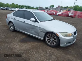 2011 BMW 3 Series 328i xDrive z VIN WBAPK5C5XBA653815, wystawiony jako IAAI lot #42255609 z przebiegiem 185 422 mil mil oraz . Historia ofert i sprzedaży dostępna na DreamBid. Obrazek 1.