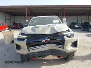 2024 Chevrolet Colorado 4WD ZR2 z VIN 1GCPTFEK4R1145701, wystawiony jako IAAI lot #42262513 z przebiegiem 8 666 mil mil oraz . Historia ofert i sprzedaży dostępna na DreamBid. Obrazek 12.