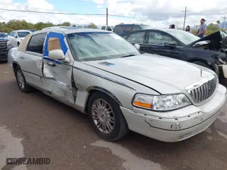2007 Lincoln Town Car Signature Limited with VIN 1LNHM82W87Y617483, listed as a IAAI auction lot 41782359 with NaN miles. Bid and sale history available at carsss.com. Image 1.
