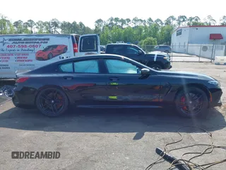 2022 BMW M8 Competition z VIN WBSGV0C09NCJ02570, wystawiony jako IAAI lot #42234609 z przebiegiem 63 712 mil mil oraz . Historia ofert i sprzedaży dostępna na DreamBid. Obrazek 13.