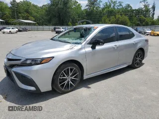 2023 Toyota Camry SE z VIN 4T1G11AK2PU763735, wystawiony jako Copart lot #57382935 z przebiegiem 45 488 mil mil oraz Szkoda całkowita • Salvage title. Historia ofert i sprzedaży dostępna na DreamBid. Obrazek 1.
