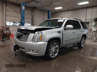 2014 Cadillac Escalade Platinum z VIN 1GYS4DEF4ER220739, wystawiony jako IAAI lot #41887685 z przebiegiem 150 067 mil mil oraz . Historia ofert i sprzedaży dostępna na DreamBid. Obrazek 17.