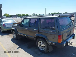 1987 Jeep Cherokee with VIN 1JCML7849HT112362, listed as a IAAI auction lot 42646285 with 162,661 mi miles and . Bid and sale history available at DreamBid. Image 3.