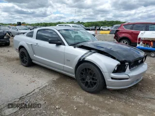 2006 Ford Mustang GT Deluxe z VIN 1ZVFT82H665205379, wystawiony jako Copart lot #57790135 z przebiegiem 193 607 mil mil oraz Szkoda całkowita • Salvage title. Historia ofert i sprzedaży dostępna na DreamBid. Obrazek 4.