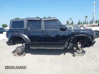 2023 Ford Bronco Raptor z VIN 1FMEE5JR4PLB08305, wystawiony jako IAAI lot #42114663 z przebiegiem 30 505 mil mil oraz . Historia ofert i sprzedaży dostępna na DreamBid. Obrazek 13.