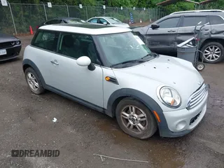 2013 MINI Hardtop z VIN WMWSU3C50DT692428, wystawiony jako IAAI lot #42231273 z przebiegiem 180 881 mil mil oraz . Historia ofert i sprzedaży dostępna na DreamBid. Obrazek 1.