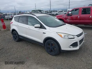 2014 Ford Escape SE z VIN 1FMCU9GX4EUB09341, wystawiony jako IAAI lot #42398890 z przebiegiem 117 541 mil mil oraz . Historia ofert i sprzedaży dostępna na DreamBid. Obrazek 1.