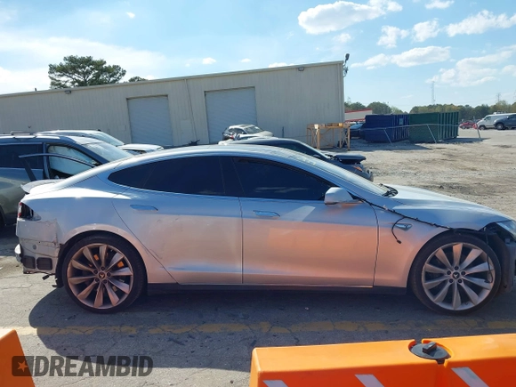2014 Tesla Model S 60 z VIN 5YJSA1H16EFP28486, wystawiony jako IAAI lot #41887484 z przebiegiem 99 271 mil mil oraz . Historia ofert i sprzedaży dostępna na DreamBid. Obrazek 13.