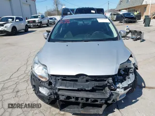 2013 Ford Focus SE z VIN 1FADP3F23DL306241, wystawiony jako IAAI lot #41980497 z przebiegiem 63 313 mil mil oraz . Historia ofert i sprzedaży dostępna na DreamBid. Obrazek 13.