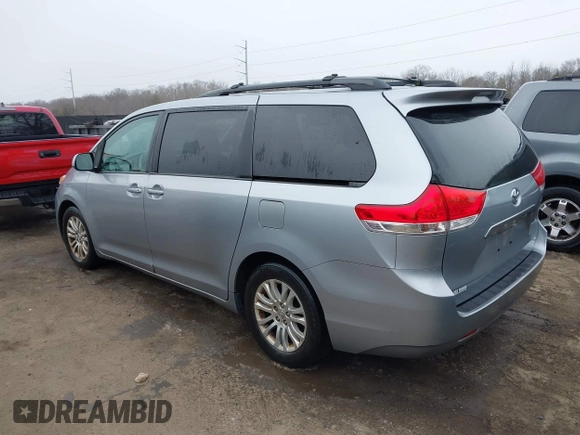 2014 Toyota Sienna XLE with VIN 5TDYK3DC5ES461184, listed as a IAAI auction lot 41447642 with 122,539 mi miles. Bid and sale history available at carsss.com. Image 3.
