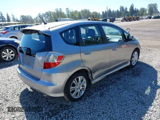 2009 Honda Fit Sport z VIN JHMGE88489S001452, wystawiony jako IAAI lot #42316783 z przebiegiem 129 856 mil mil oraz . Historia ofert i sprzedaży dostępna na DreamBid. Obrazek 4.