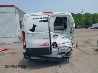 2024 Ford Transit Cargo z VIN 1FTBW1Y85RKA00455, wystawiony jako IAAI lot #42436443 z przebiegiem 8 015 mil mil oraz . Historia ofert i sprzedaży dostępna na DreamBid. Obrazek 16.