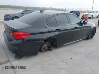 2019 BMW M5 z VIN WBSJF0C51KB447804, wystawiony jako IAAI lot #41848760 z przebiegiem 83 303 mil mil oraz . Historia ofert i sprzedaży dostępna na DreamBid. Obrazek 4.