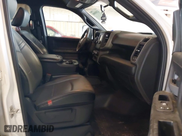 2023 Ram 2500 Tradesman z VIN 3C6UR5HJ0PG610057, wystawiony jako IAAI lot #42385008 z przebiegiem 21 105 mil mil oraz . Historia ofert i sprzedaży dostępna na DreamBid. Obrazek 5.