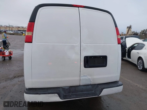 2007 Chevrolet Express Cargo Van with VIN 1GCGG25V271204099, listed as a IAAI auction lot 41786959 with 195,383 mi miles. Bid and sale history available at carsss.com. Image 16.