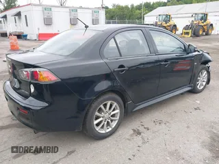 2015 Mitsubishi Lancer ES z VIN JA32U2FU9FU002350, wystawiony jako IAAI lot #40054160 z przebiegiem 120 980 mil mil oraz . Historia ofert i sprzedaży dostępna na DreamBid. Obrazek 4.