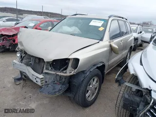 2006 Toyota Highlander w/3rd Row with VIN JTEDP21A560120381, listed as a IAAI auction lot 41077263 with 210,170 mi miles. Bid and sale history available at carsss.com. Image 2.