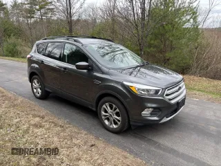 2018 Ford Escape SE z VIN 1FMCU9GD9JUB85704, wystawiony jako Copart lot #57363735 z przebiegiem 136 440 mil mil oraz Tytuł czysty. Historia ofert i sprzedaży dostępna na DreamBid. Obrazek 1.