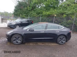 2018 Tesla Model 3 Long Range Battery z VIN 5YJ3E1EB7JF070600, wystawiony jako IAAI lot #42324240 z przebiegiem 68 804 mil mil oraz . Historia ofert i sprzedaży dostępna na DreamBid. Obrazek 14.