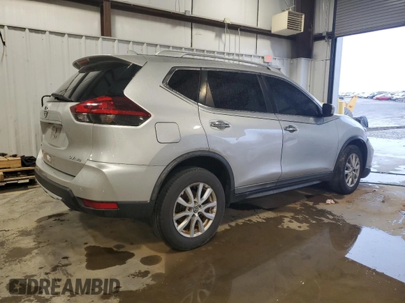 2018 Nissan Rogue SV z VIN KNMAT2MV5JP594400, wystawiony jako Copart lot #51327315 z przebiegiem 124 296 mil mil oraz Czysty tytuł • Clean title. Historia ofert i sprzedaży dostępna na DreamBid. Obrazek 3.